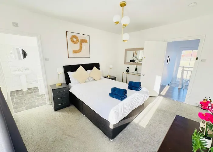 Askew Road Two Bedroom Flat