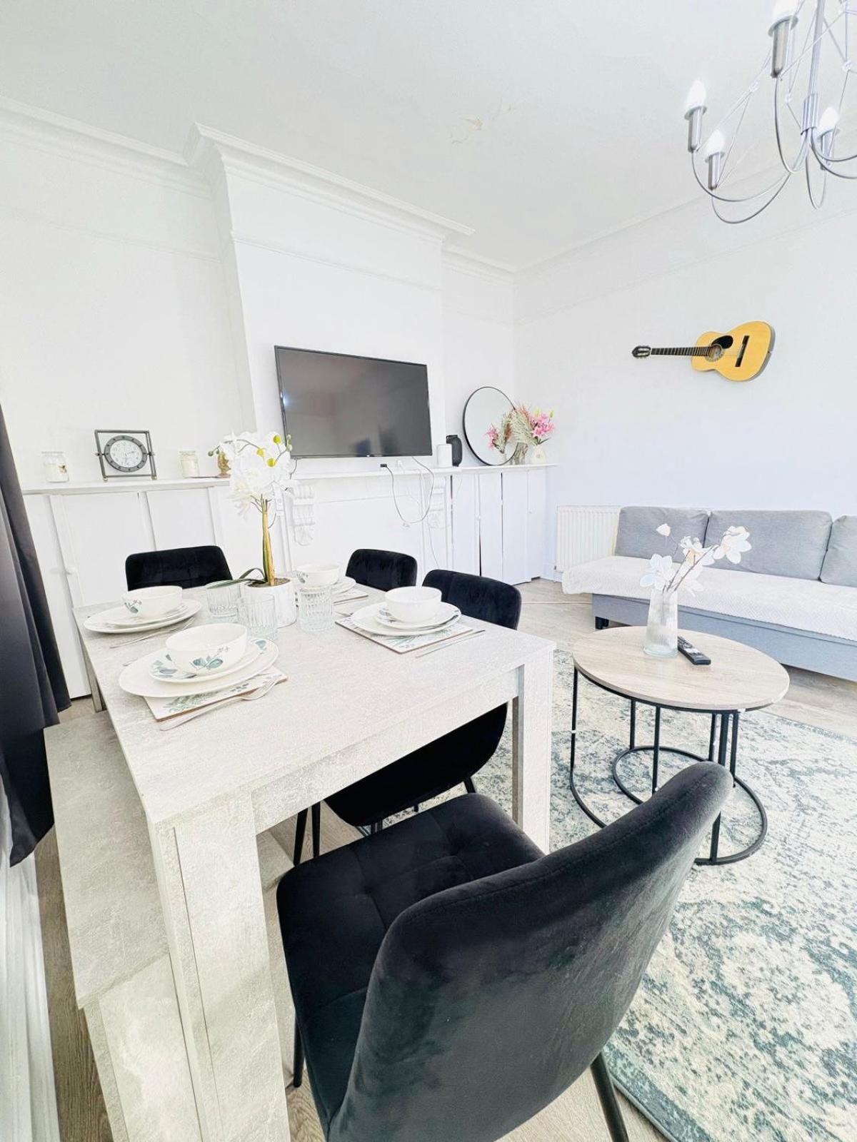Askew Road Two Bedroom Flat Appartement
