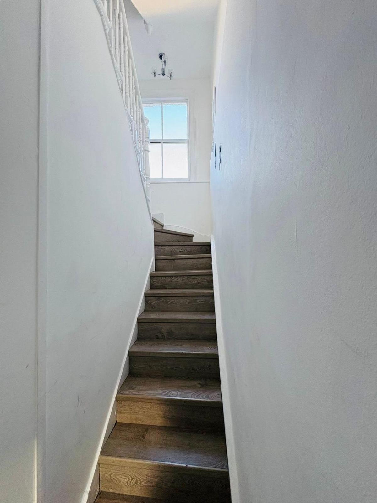 Askew Road Two Bedroom Flat Londres