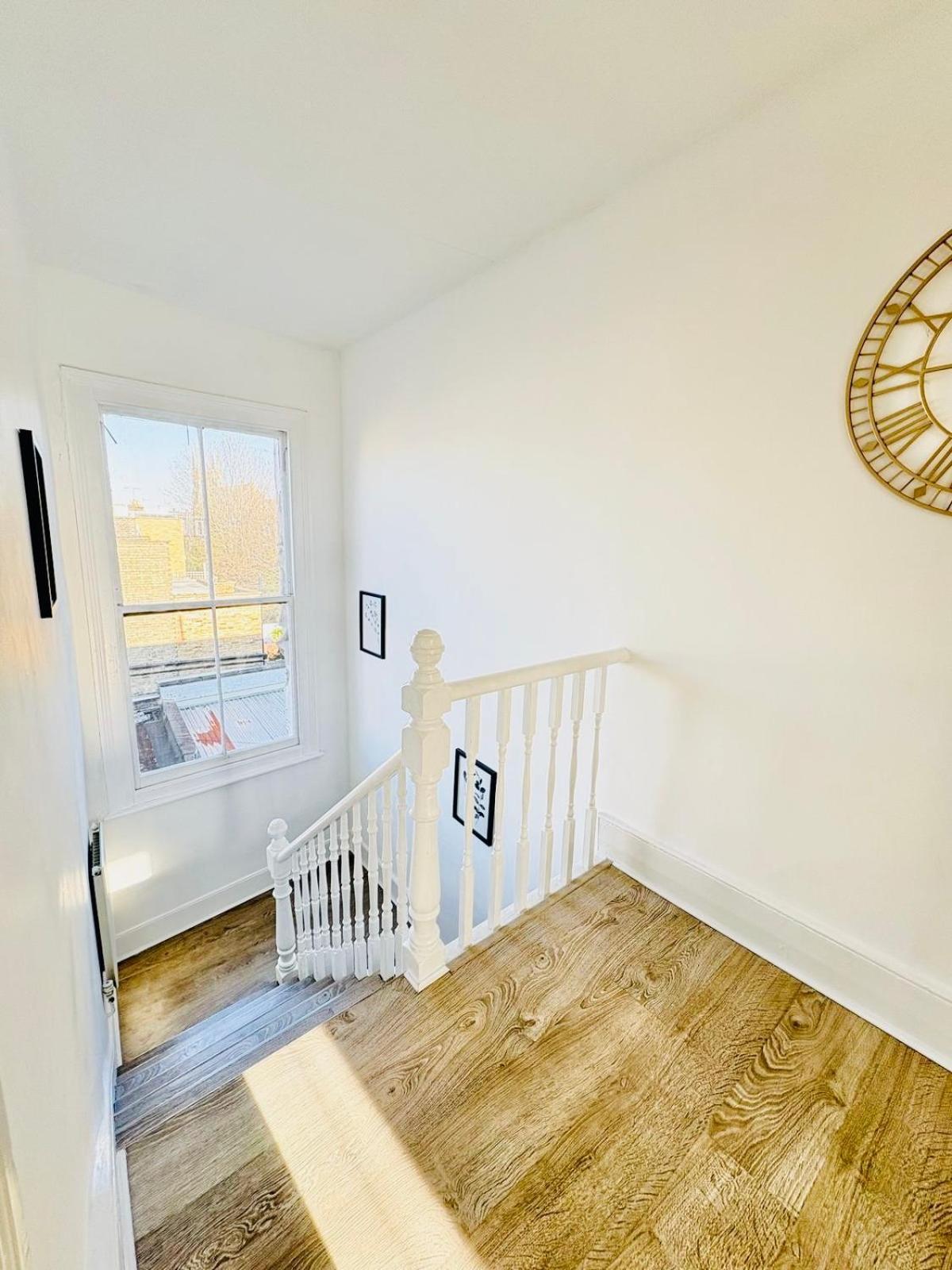 Askew Road Two Bedroom Flat Appartement *