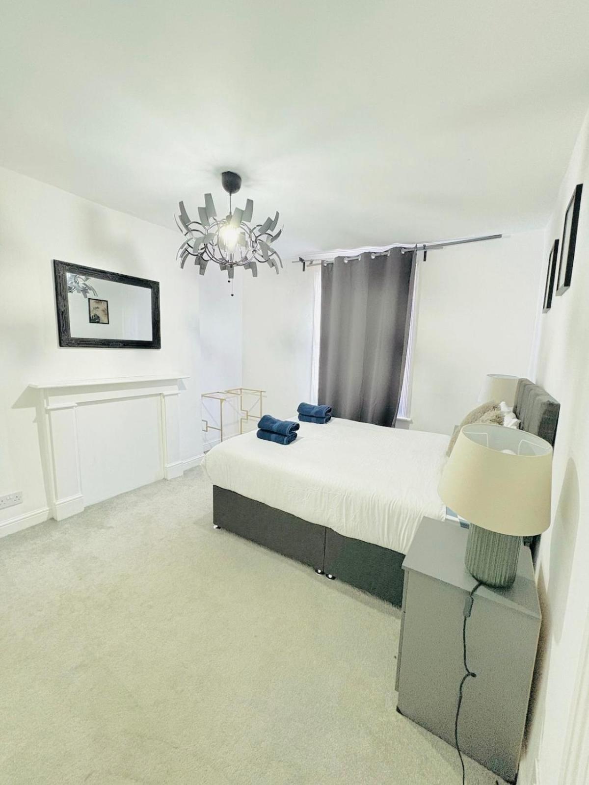 Askew Road Two Bedroom Flat *