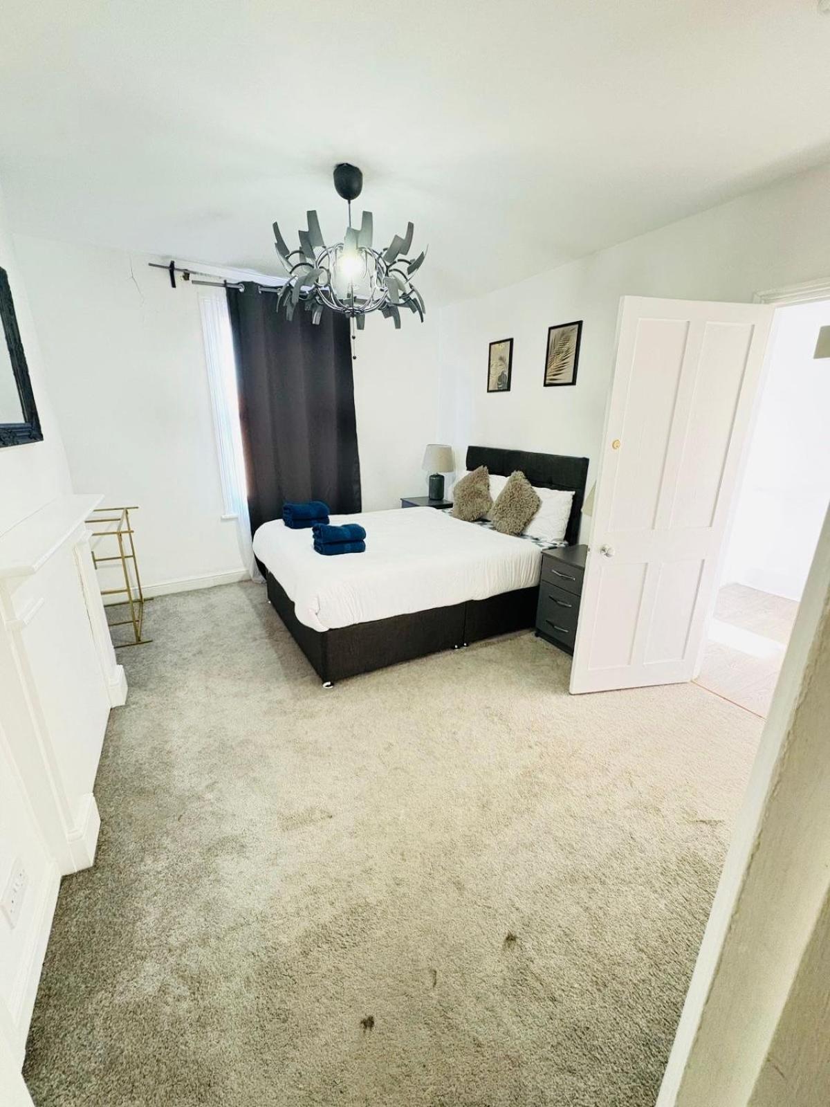 Askew Road Two Bedroom Flat Londres