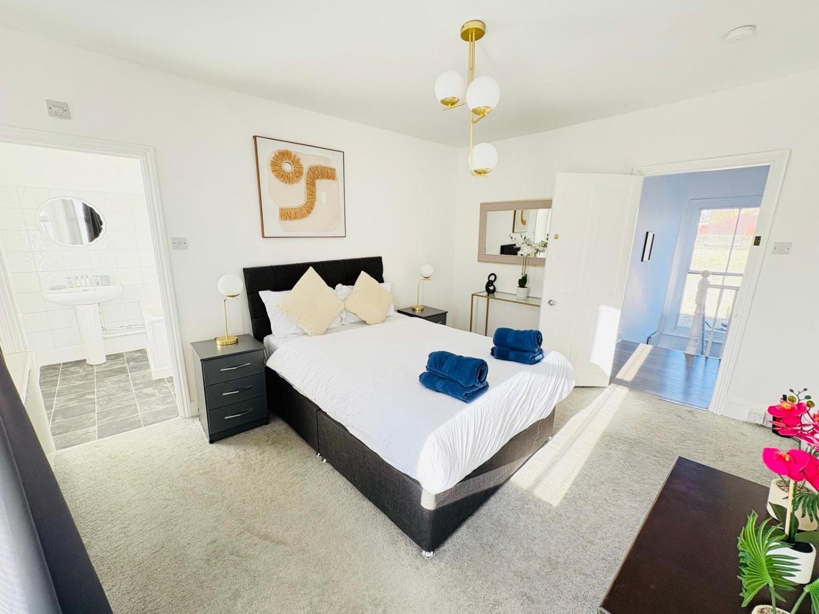 Askew Road Two Bedroom Flat * Londres