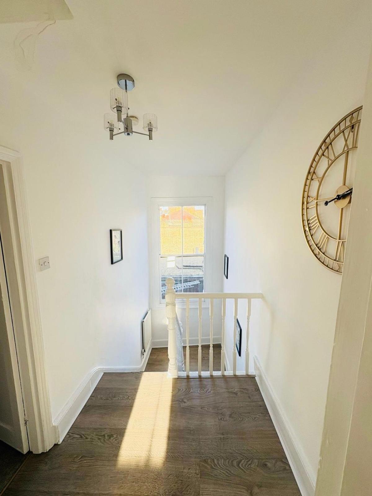 Askew Road Two Bedroom Flat * Londres