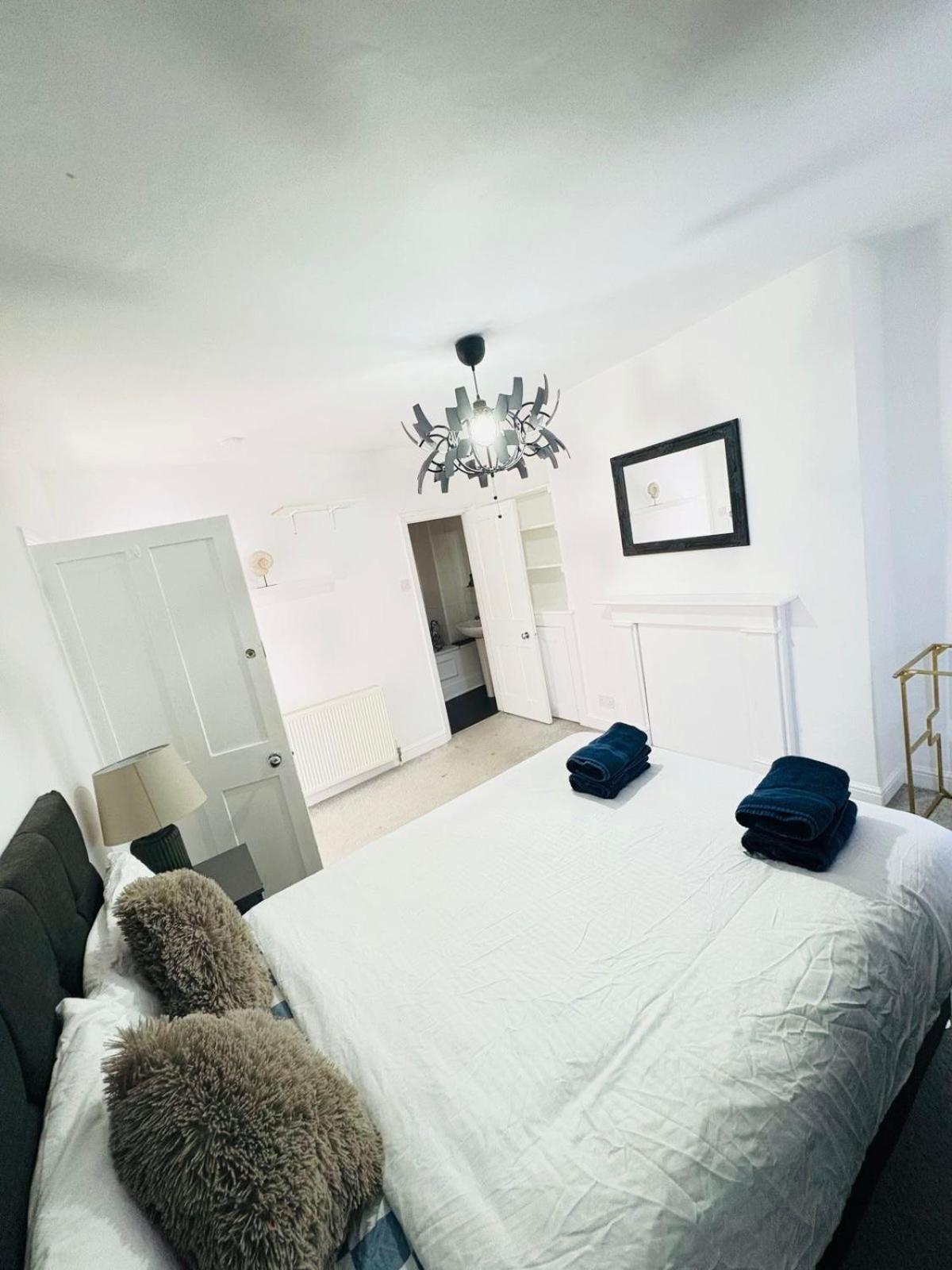 Askew Road Two Bedroom Flat Londres