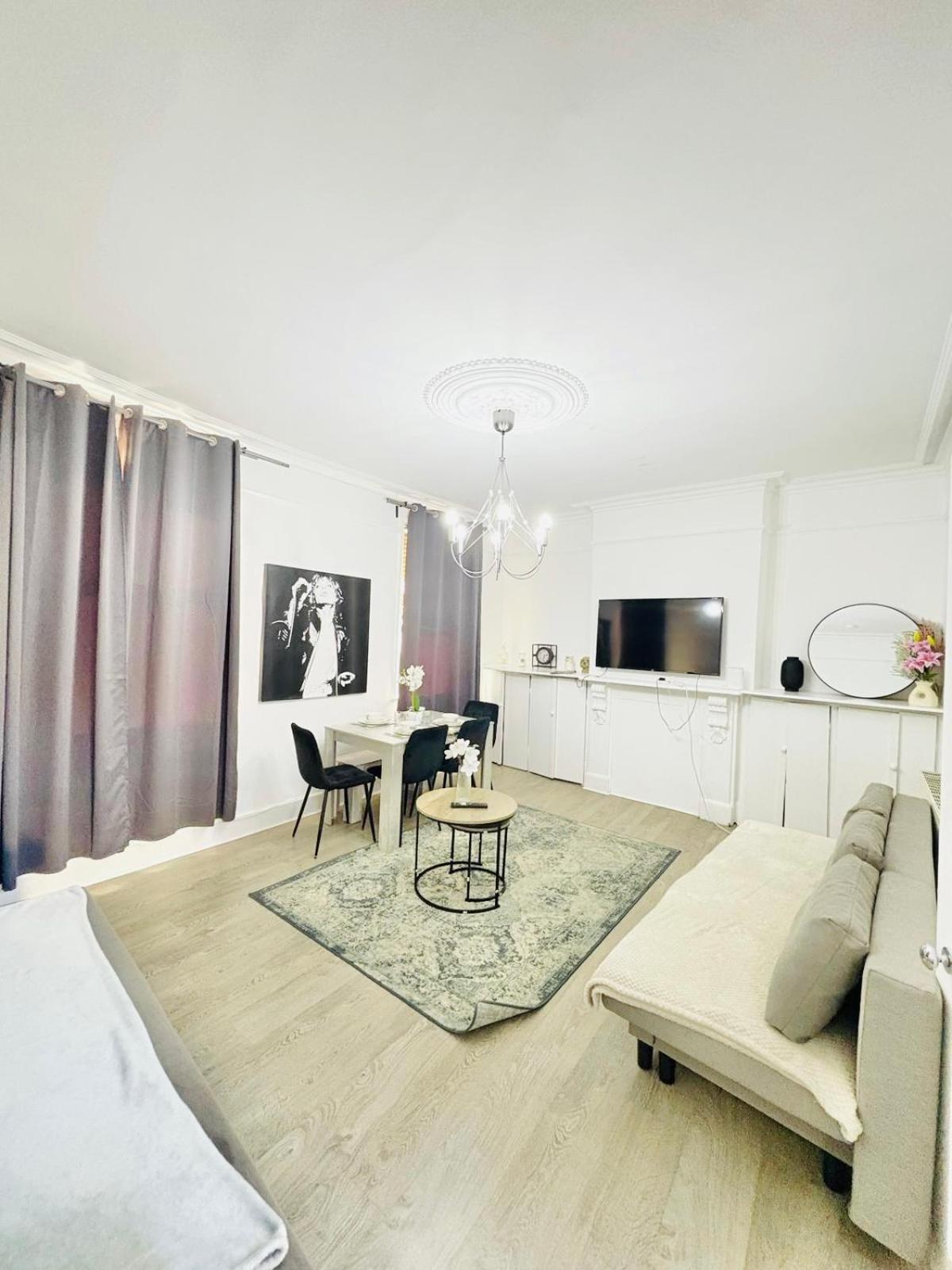 Askew Road Two Bedroom Flat Londres