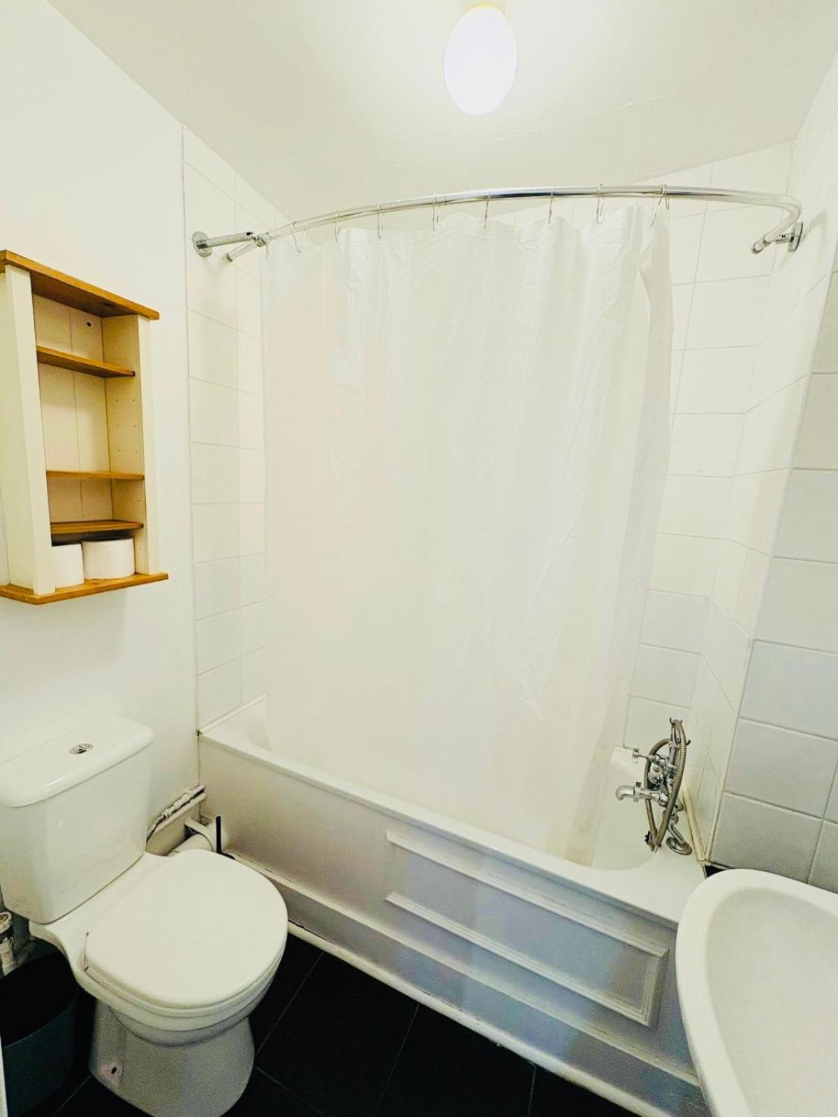 Askew Road Two Bedroom Flat Appartement