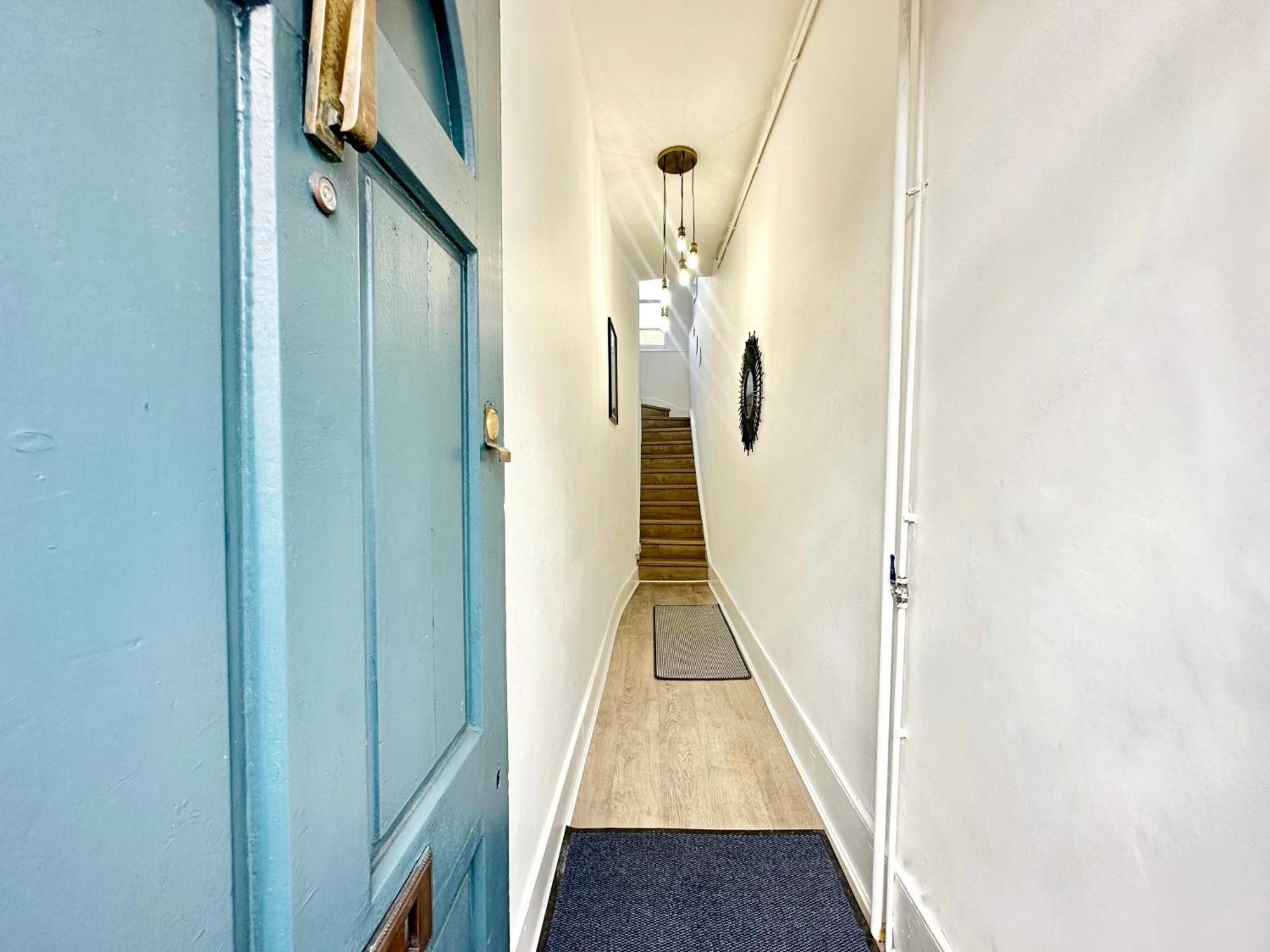 Askew Road Two Bedroom Flat * Londres